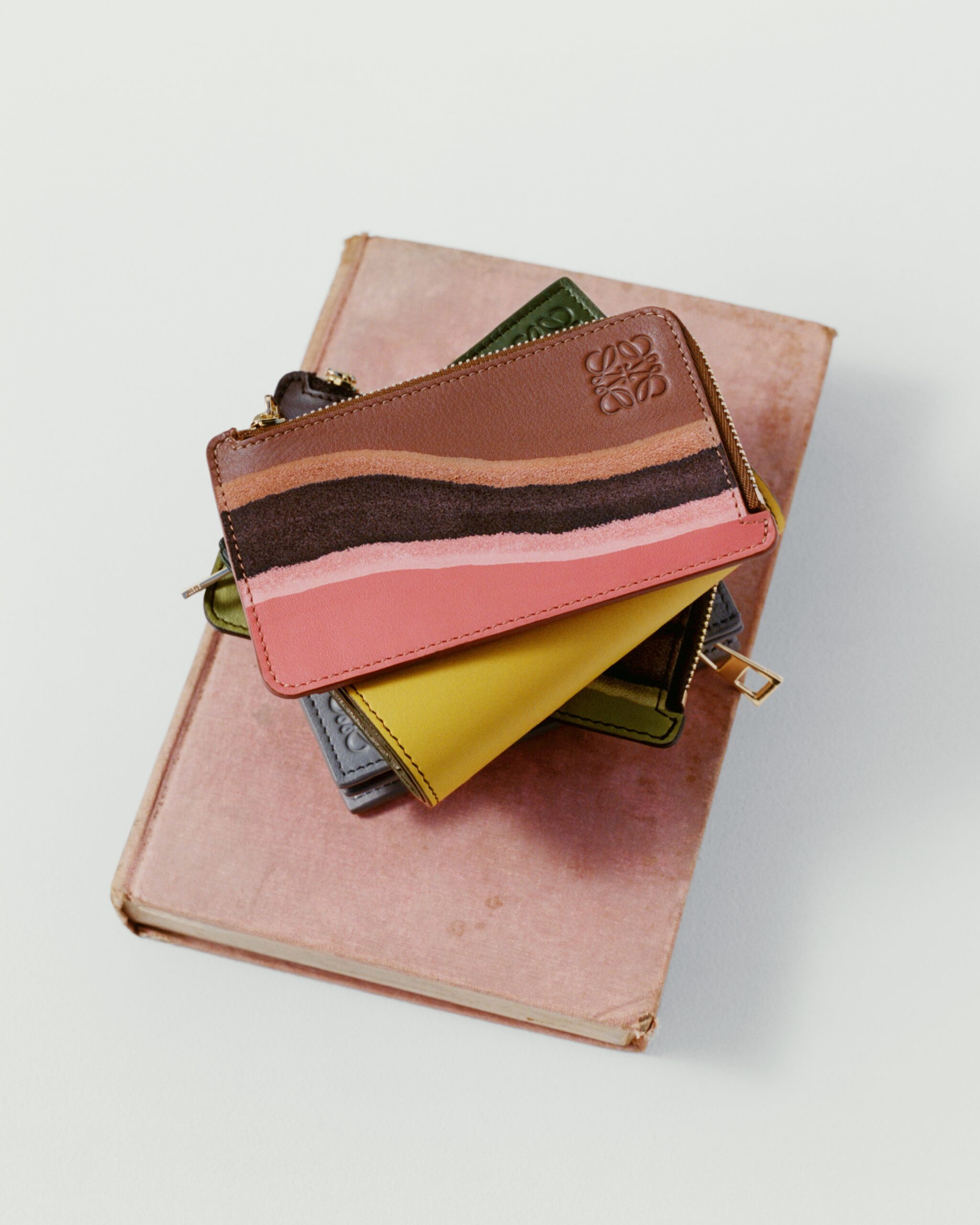 LOEWE_FW25_PRECO_ONLINE_STORIES_HIGH_SUMMER_STILL_LIFE_sRGB_CROPPED_4X5_18