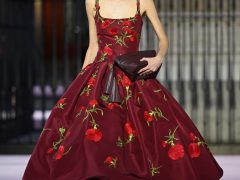 MADRID, SPAIN - SEPTEMBER 18: A model walks the runway at the Carolina Herrera Spring/Summer 2026 Fashion Show at Plaza Mayor on September 18, 2025 in Madrid, Spain. (Photo by Carlos Alvarez/Getty Images)